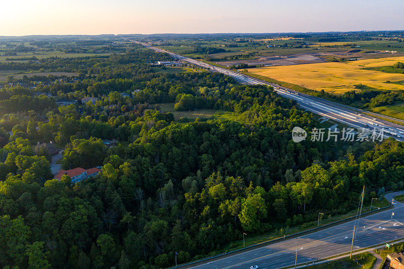 鸟瞰图Purpleville, Kleinburg在特斯顿路和400高速公路，独立和复式住宅在伍德布里奇沃恩，安大略省，加拿大